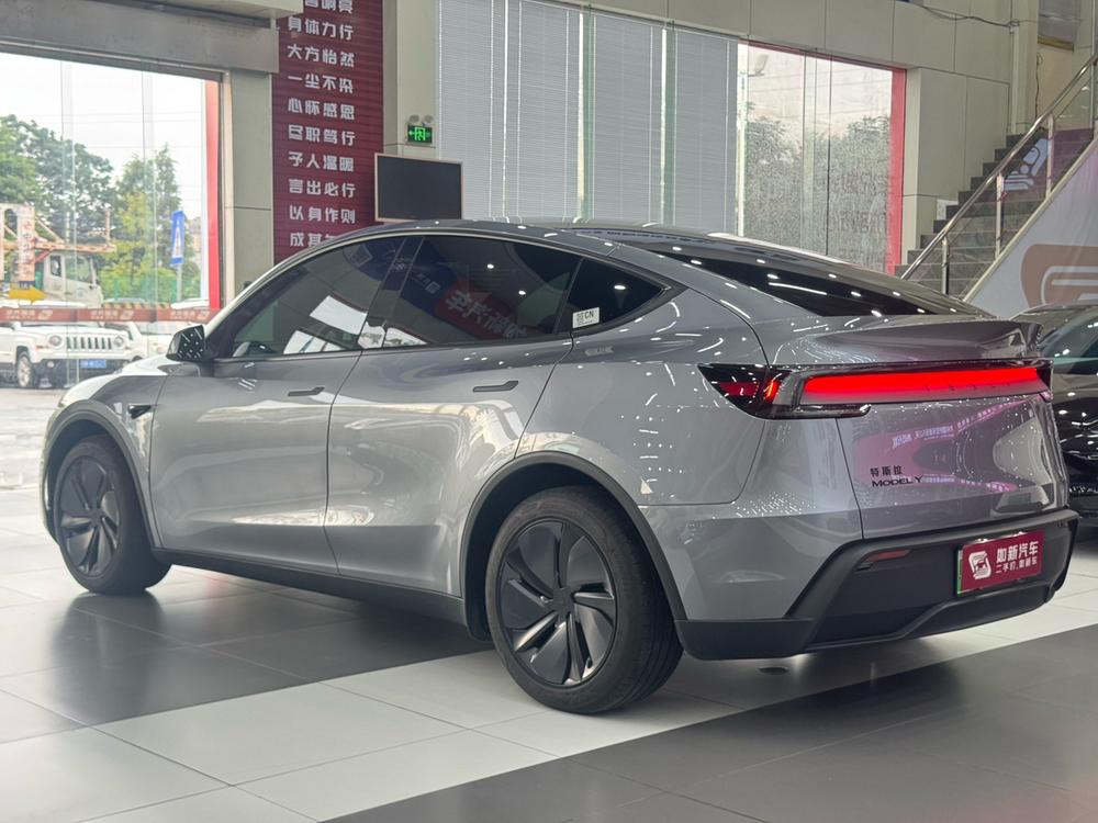 Tesla Model Y 2026 #4 Tesla Model Y 2026 car image #4