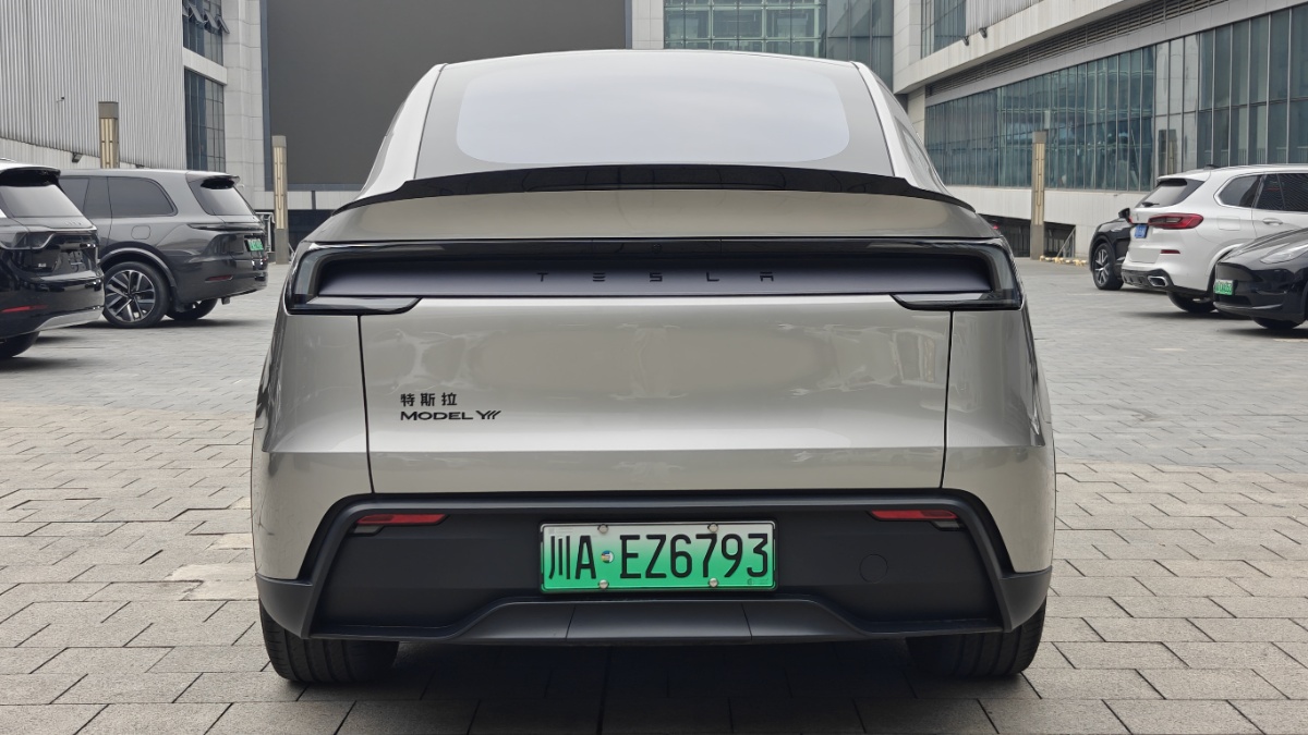 Tesla Model Y L 2026 #9 Tesla Model Y L 2026 car image #9