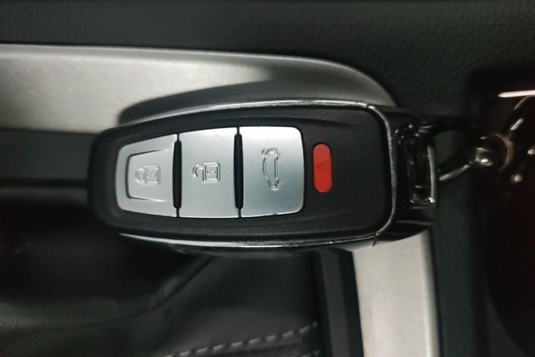 Audi Q3 2020 car image #9