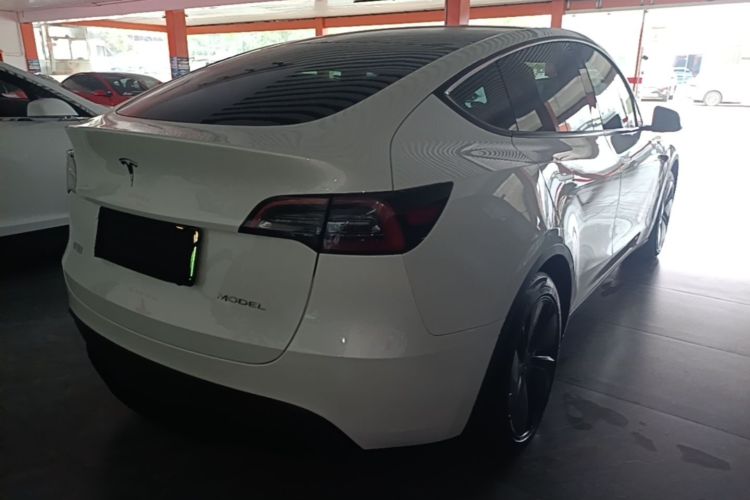 Tesla Model Y 2024 immagine di auto #7