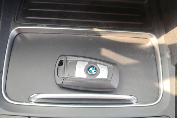 BMW 3 Series 2018 #9 BMW 3 Series 2018 car image #9