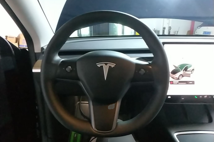Tesla Model Y 2022 car image #11