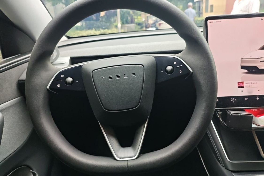 Tesla Model Y 2025 immagine di auto #22