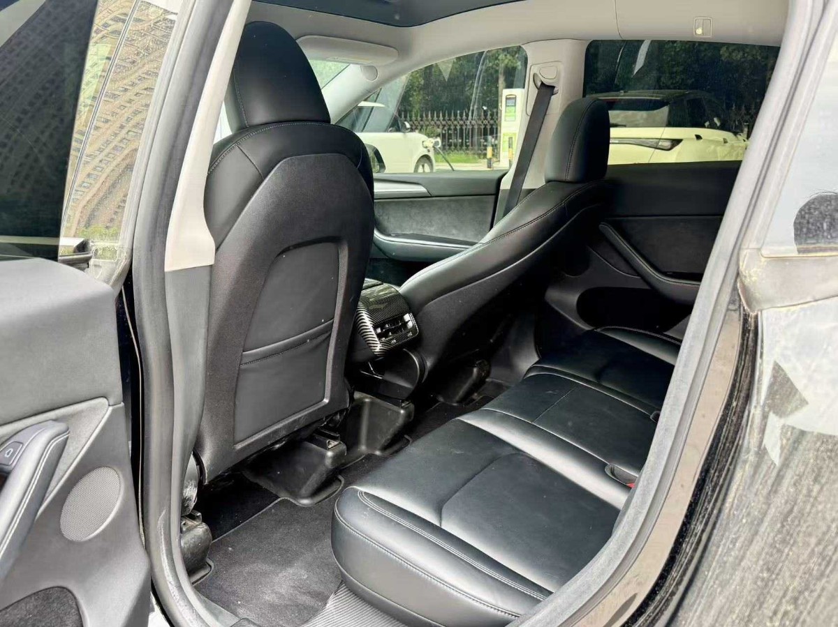 Tesla Model Y 2023 car image #4