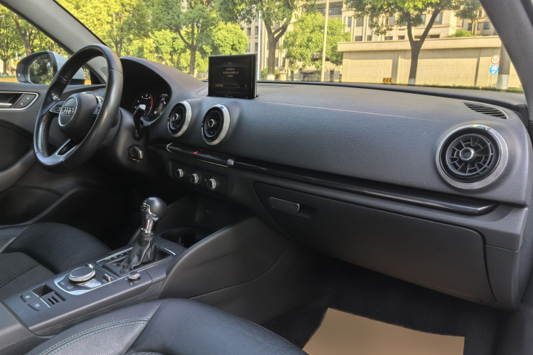 Audi A3 2019 car image #18