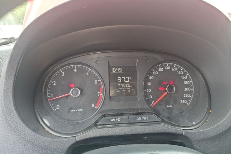 Volkswagen Polo 2015 car image #12