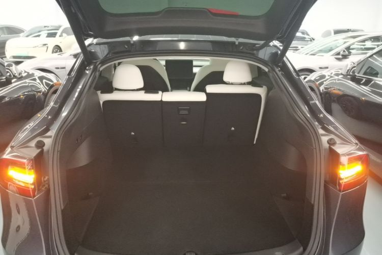 Tesla Model Y 2023 immagine di auto #19