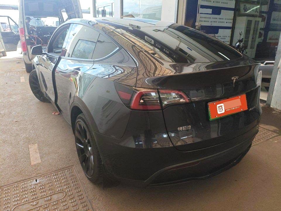 Tesla Model Y 2024 car image #9