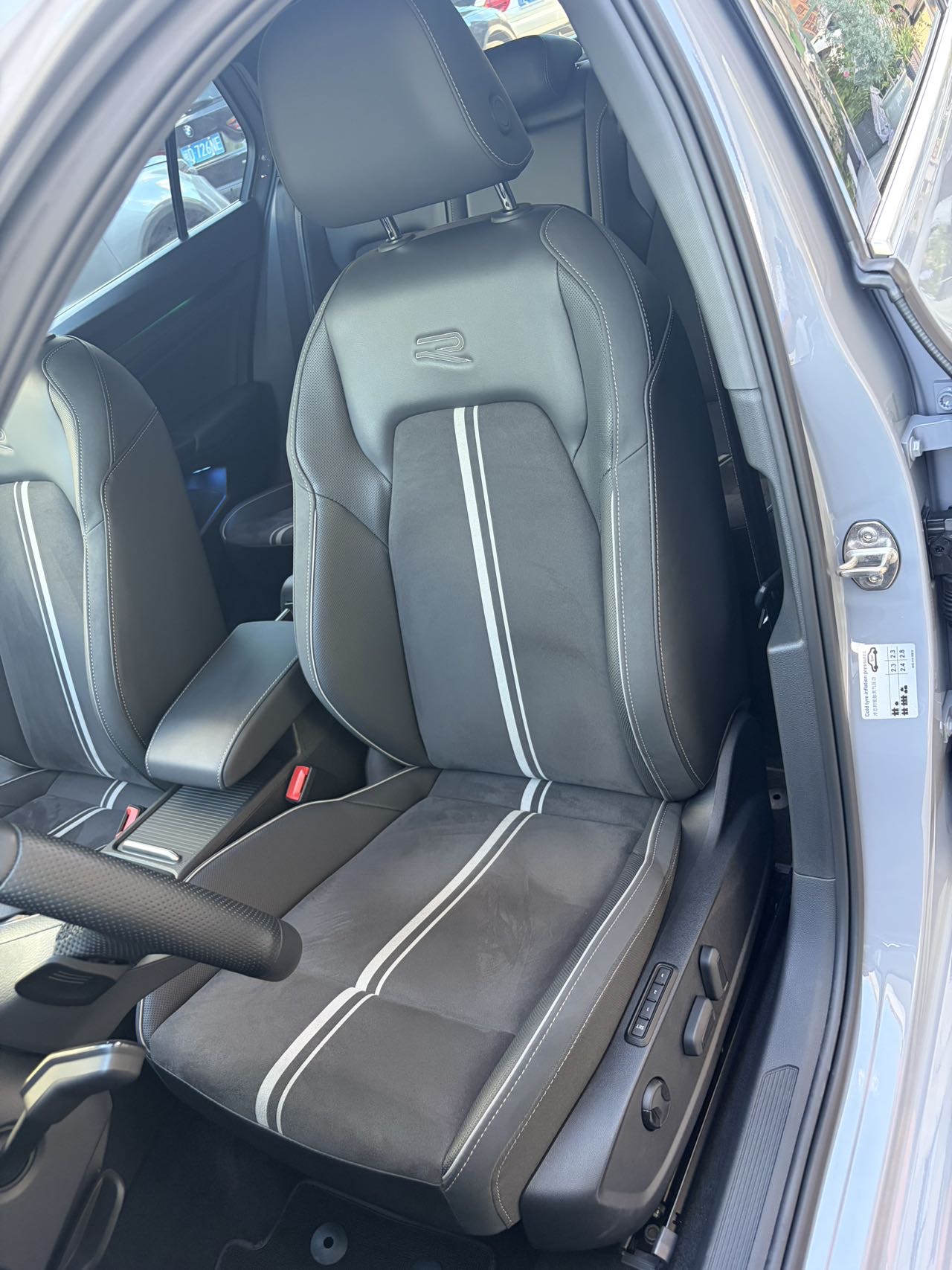 Volkswagen Golf 2023 car image #4