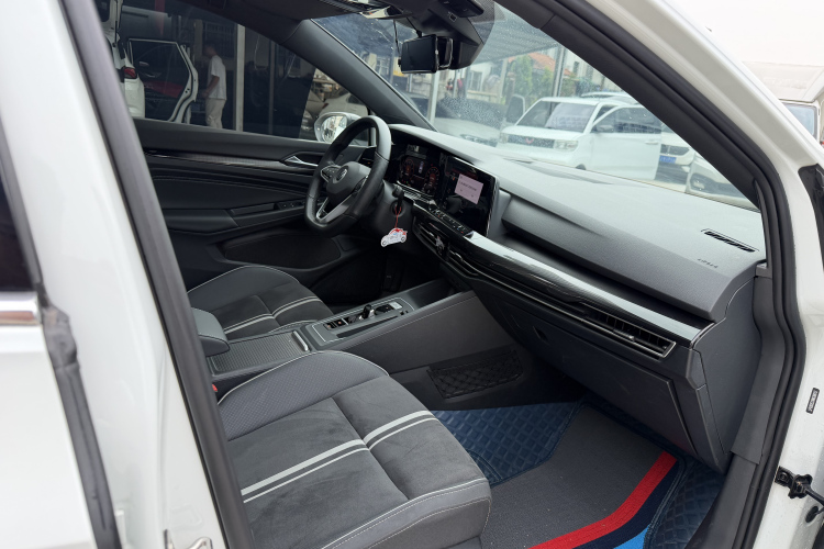 Volkswagen Golf 2022 car image #12