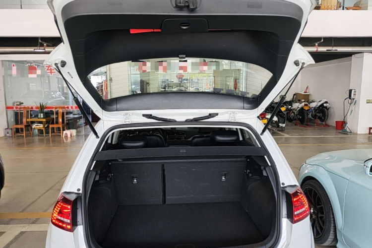 Volkswagen Golf 2017 car image #19