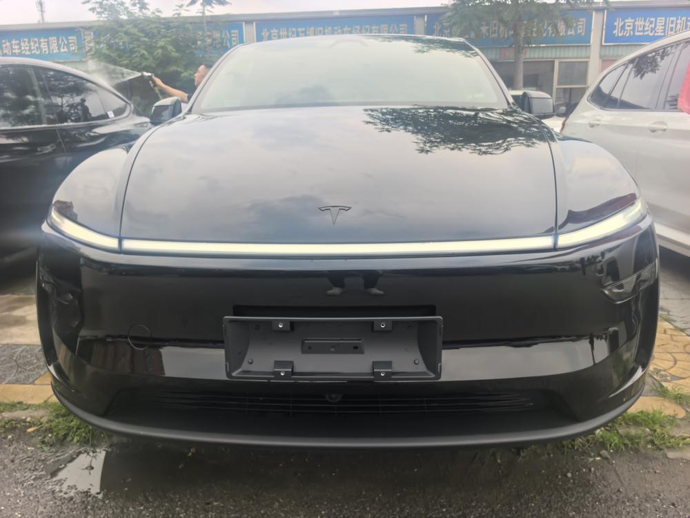 Tesla Model Y 2026 car image #2
