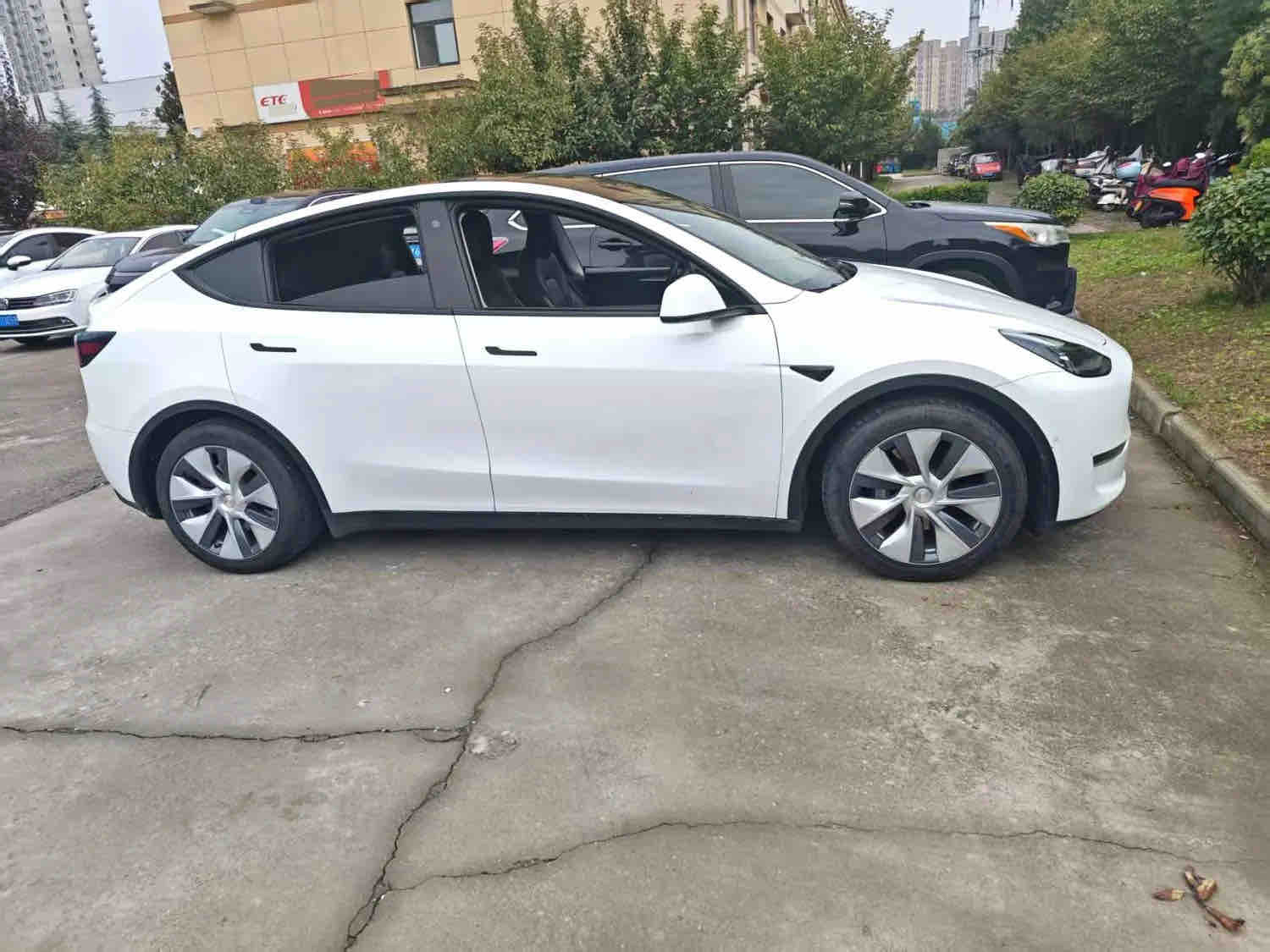 Tesla Model Y 2021 car image #2