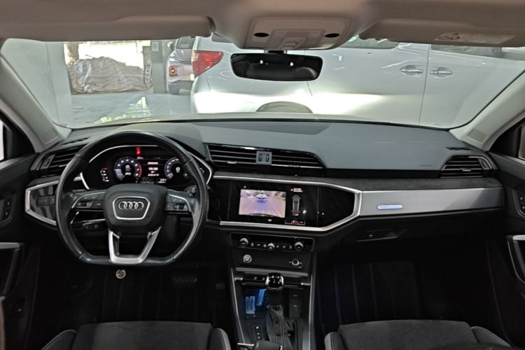 Audi Q3 2020 car image #11
