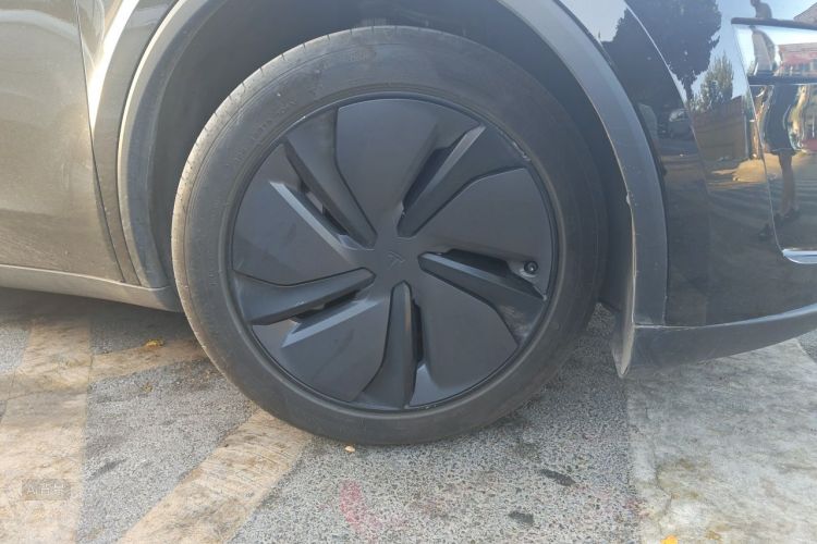 Tesla Model Y 2025 car image #9