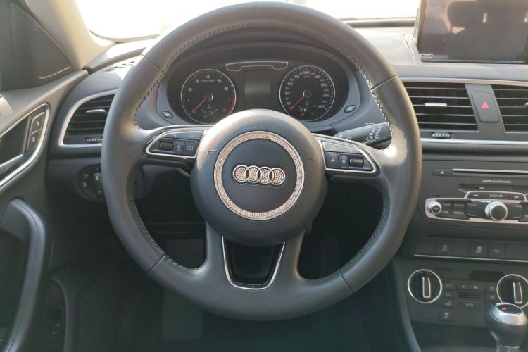 Audi Q3 2018 car image #15
