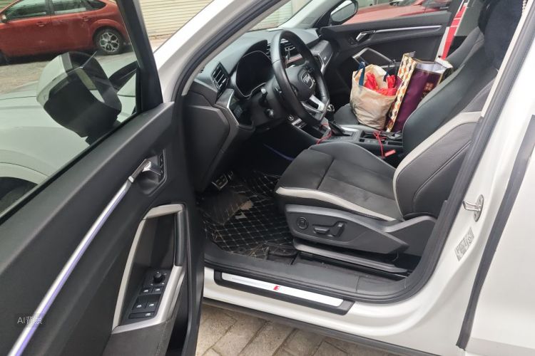 Audi Q3 2021 car image #18