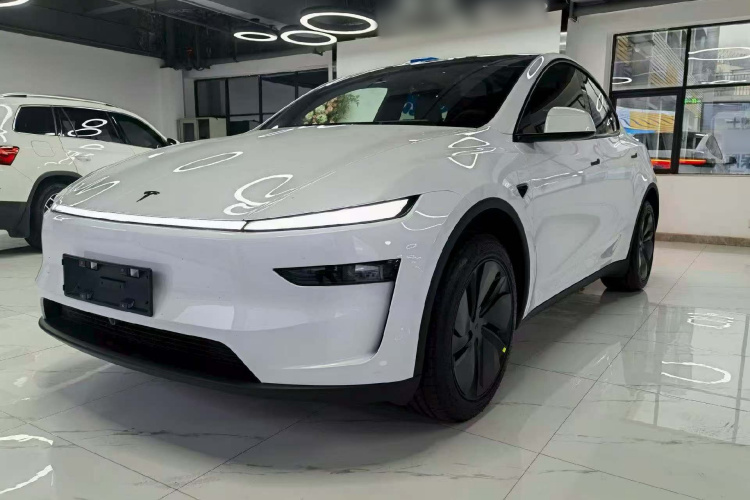 Tesla Model Y 2026 car image #2