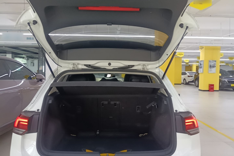 Volkswagen Golf 2021 car image #19