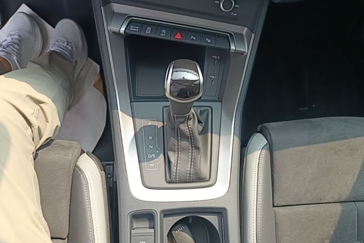 Audi Q3 2022 car image #14
