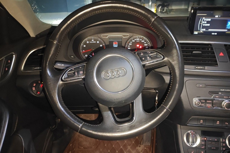 Audi Q3 2015 car image #13