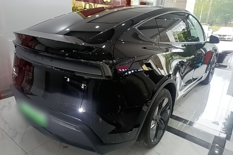 Tesla Model Y 2025 #7 Tesla Model Y 2025 car image #7