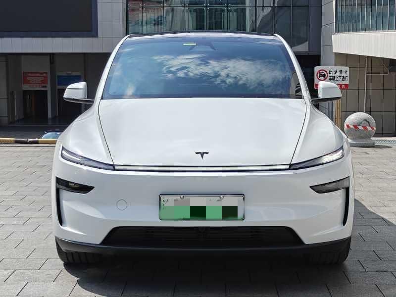 Tesla Model Y 2026 #2 Tesla Model Y 2026 car image #2