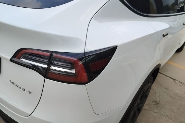 Tesla Model Y 2024 car image #8
