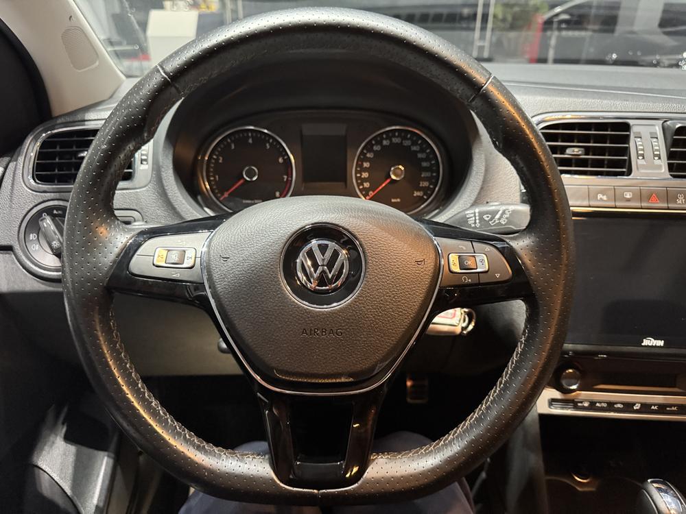 Volkswagen Polo 2015 car image #19