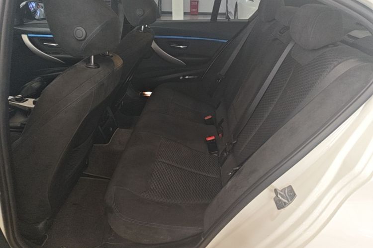 BMW 3 Series 2018 car image #17