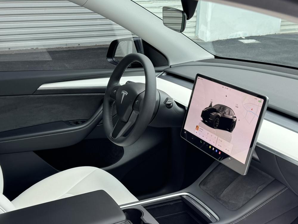 Tesla Model Y 2022 car image #14