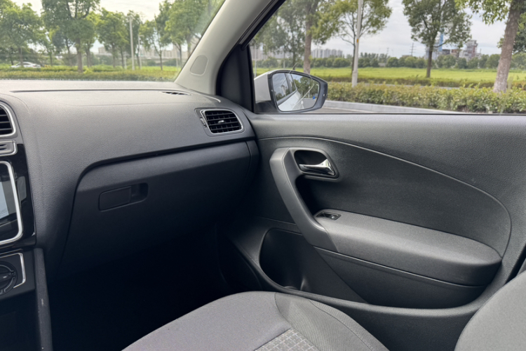 Volkswagen Polo 2018 car image #22