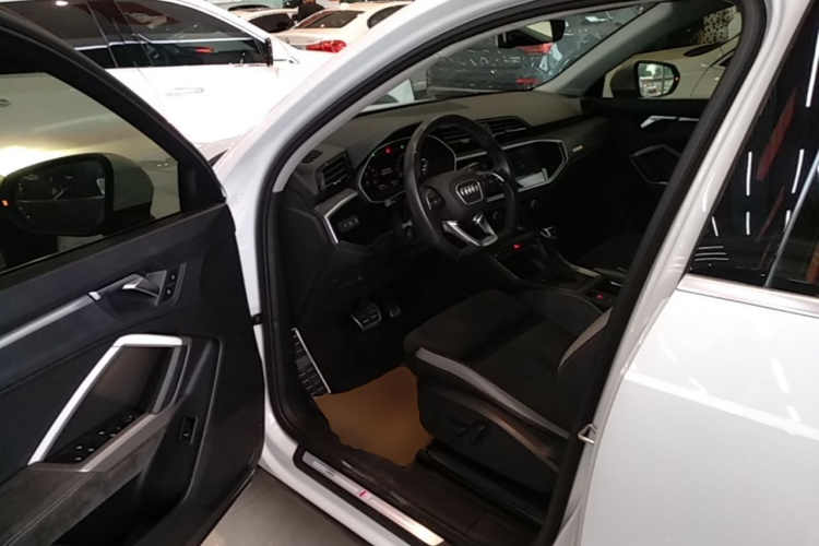 Audi Q3 2021 car image #15