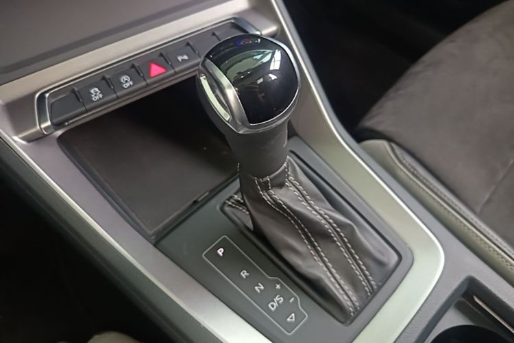 Audi Q3 2021 car image #14