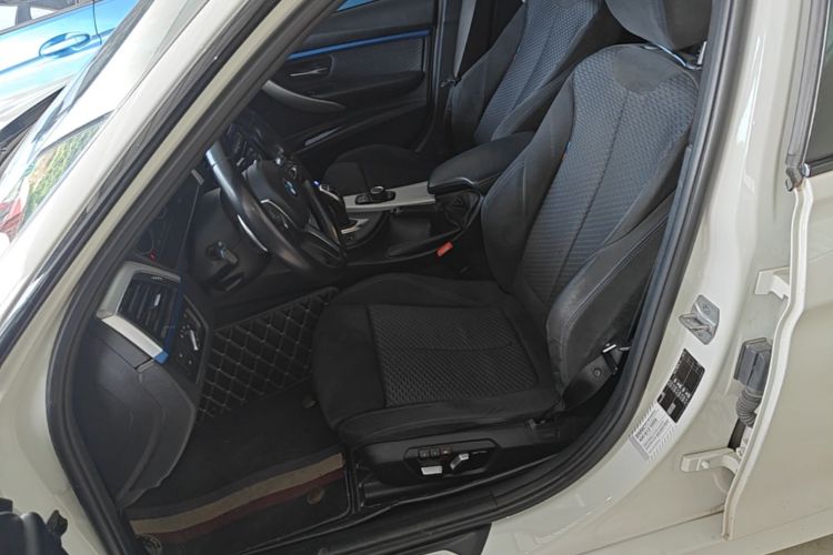 BMW 3 Series 2018 car image #15