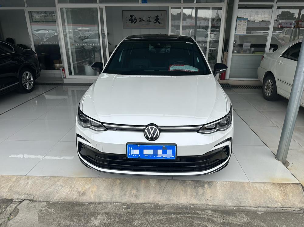 Volkswagen Golf 2024 car image #2
