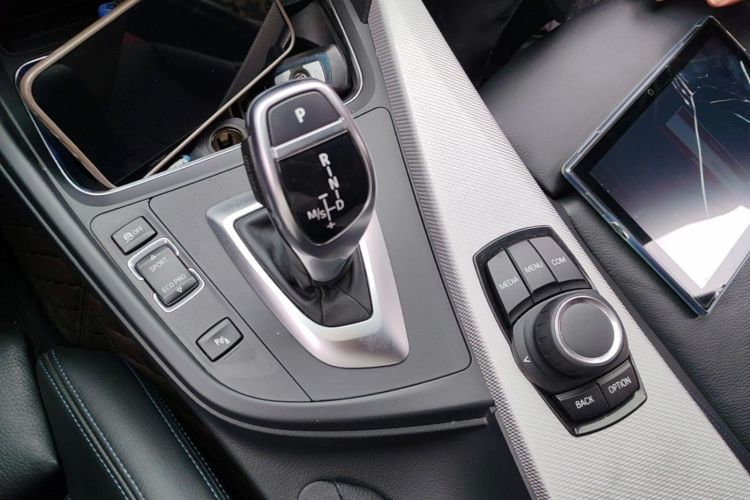 BMW 3 Series 2018 car image #14