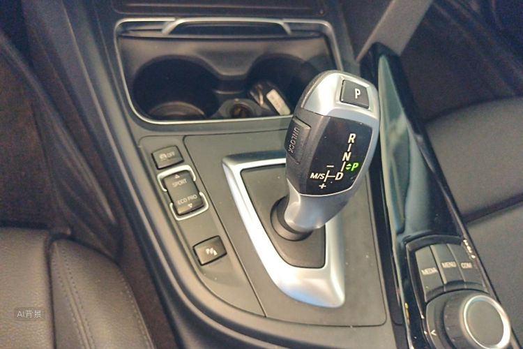 BMW 3 Series 2018 car image #16