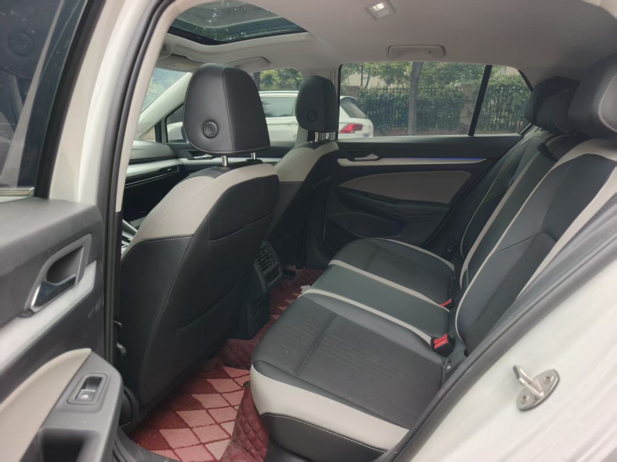 Volkswagen Golf 2022 car image #3