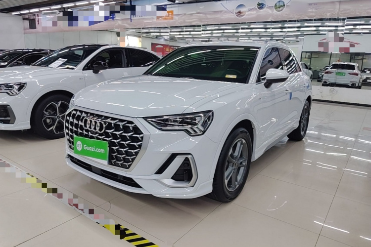 Audi Q3 2023 car image #2