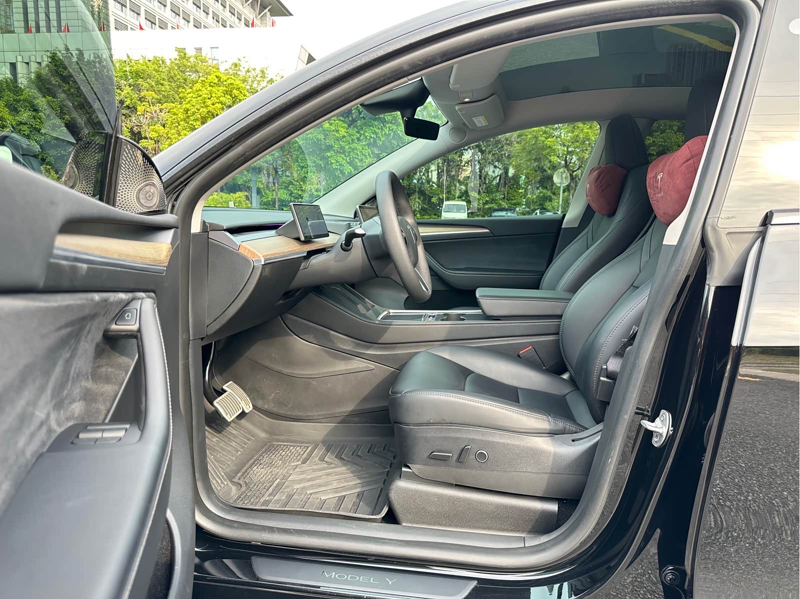Tesla Model Y 2023 car image #9