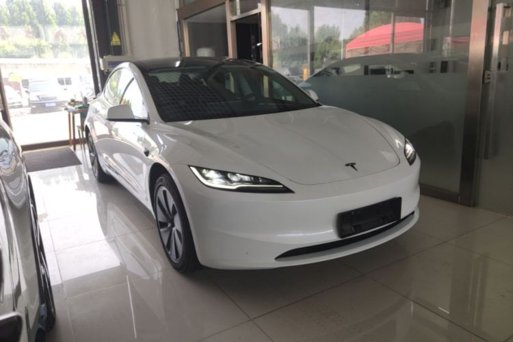 Tesla Model 3 2026 car image #4