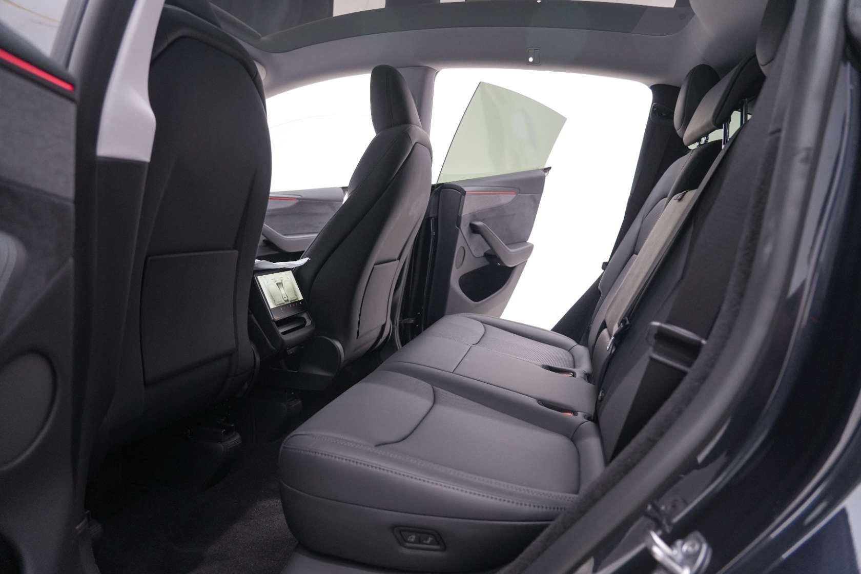 Tesla Model Y 2026 #8 Tesla Model Y 2026 car image #8