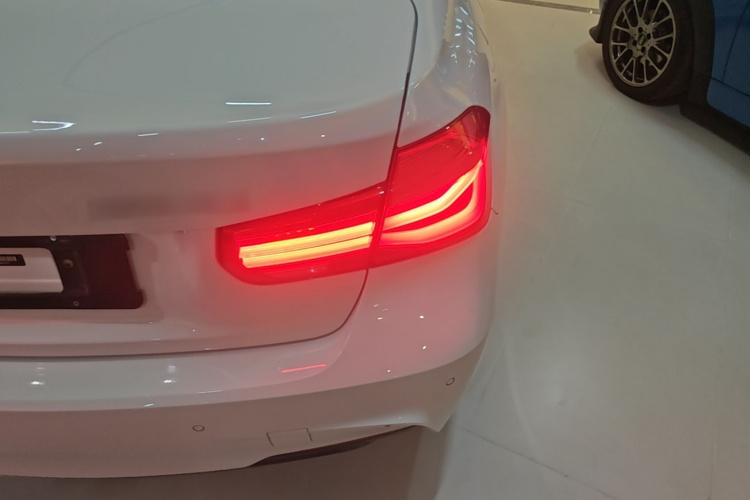 BMW 3 Series 2017 #8 BMW 3 Series 2017 car image #8