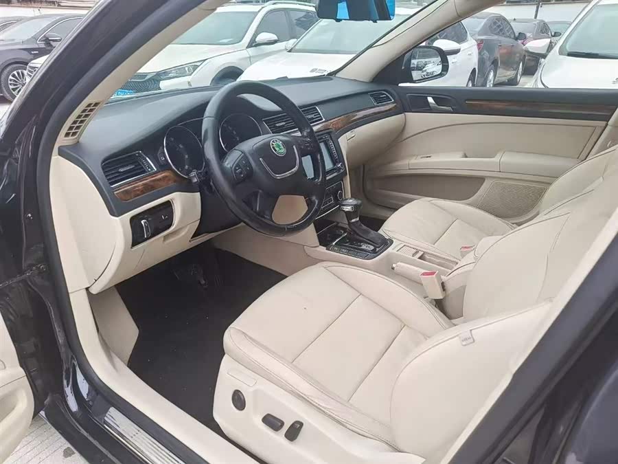 Skoda Superb 2013 car image #8