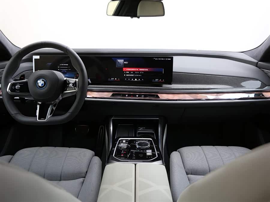 BMW M760Le car image #8