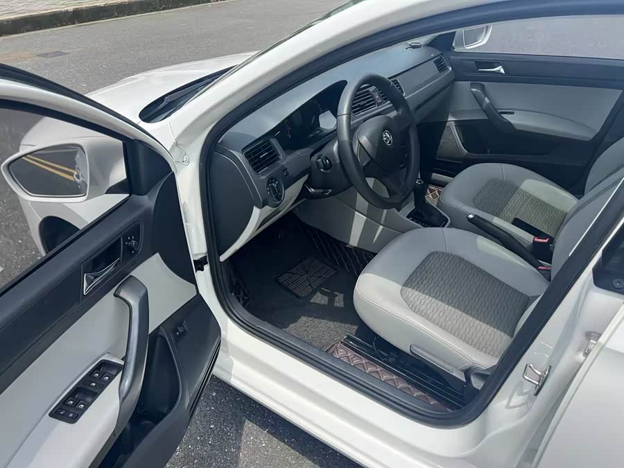 Skoda Rapid 2016 car image #8