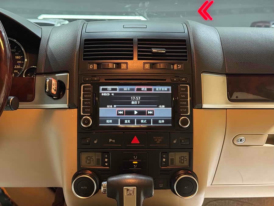 Volkswagen Touareg 2010 immagine di auto #8