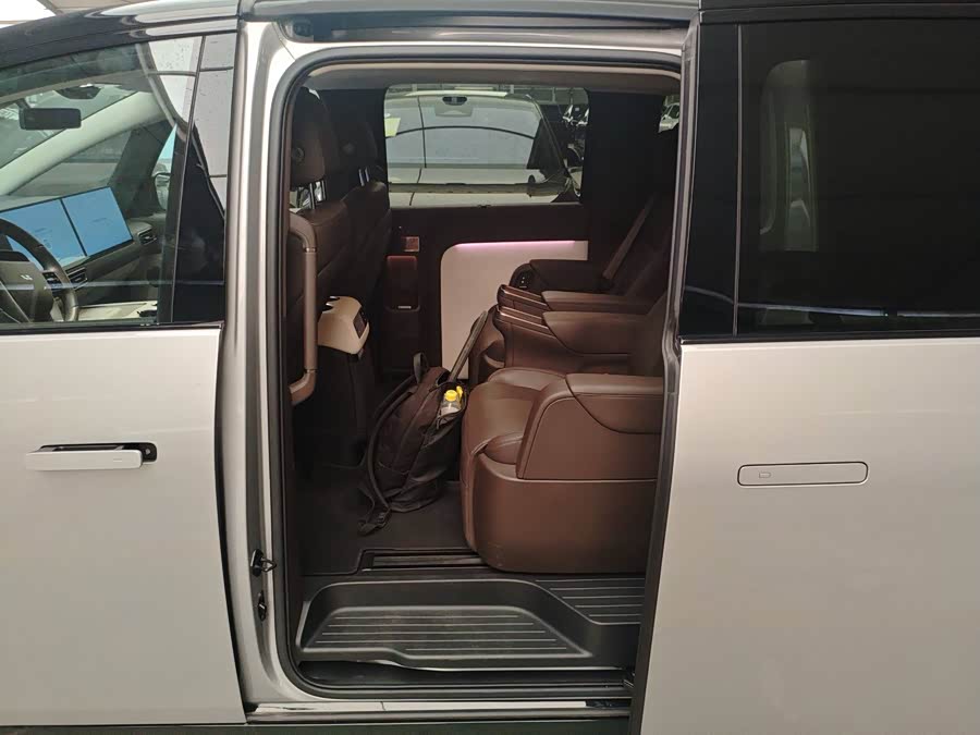 理想汽车 理想MEGA 2024 汽车图片 #8