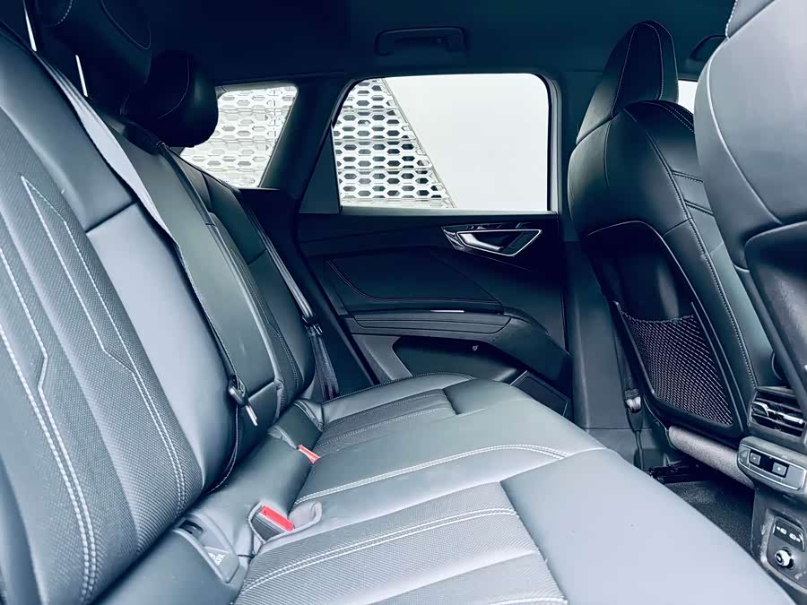 Audi Q4 e-tron 2024 immagine di auto #8